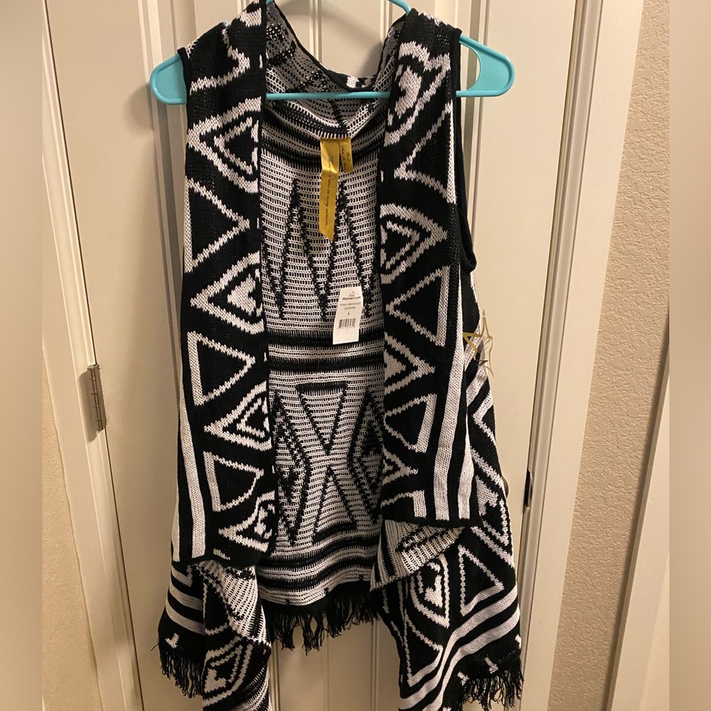 NWT There Is A Star In Every Woman L Sweater Vest Large Lg Fringe Trim Black Wht